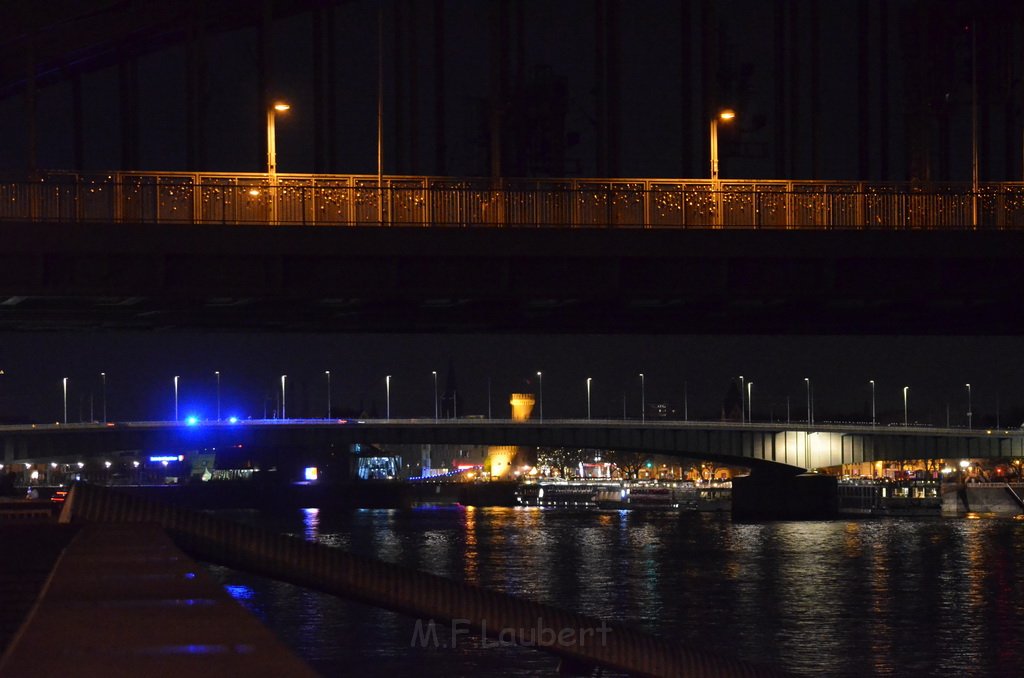 Person im Rhein Koeln Altstadt Hoehe Im Stapelhaus P03.JPG - Miklos Laubert